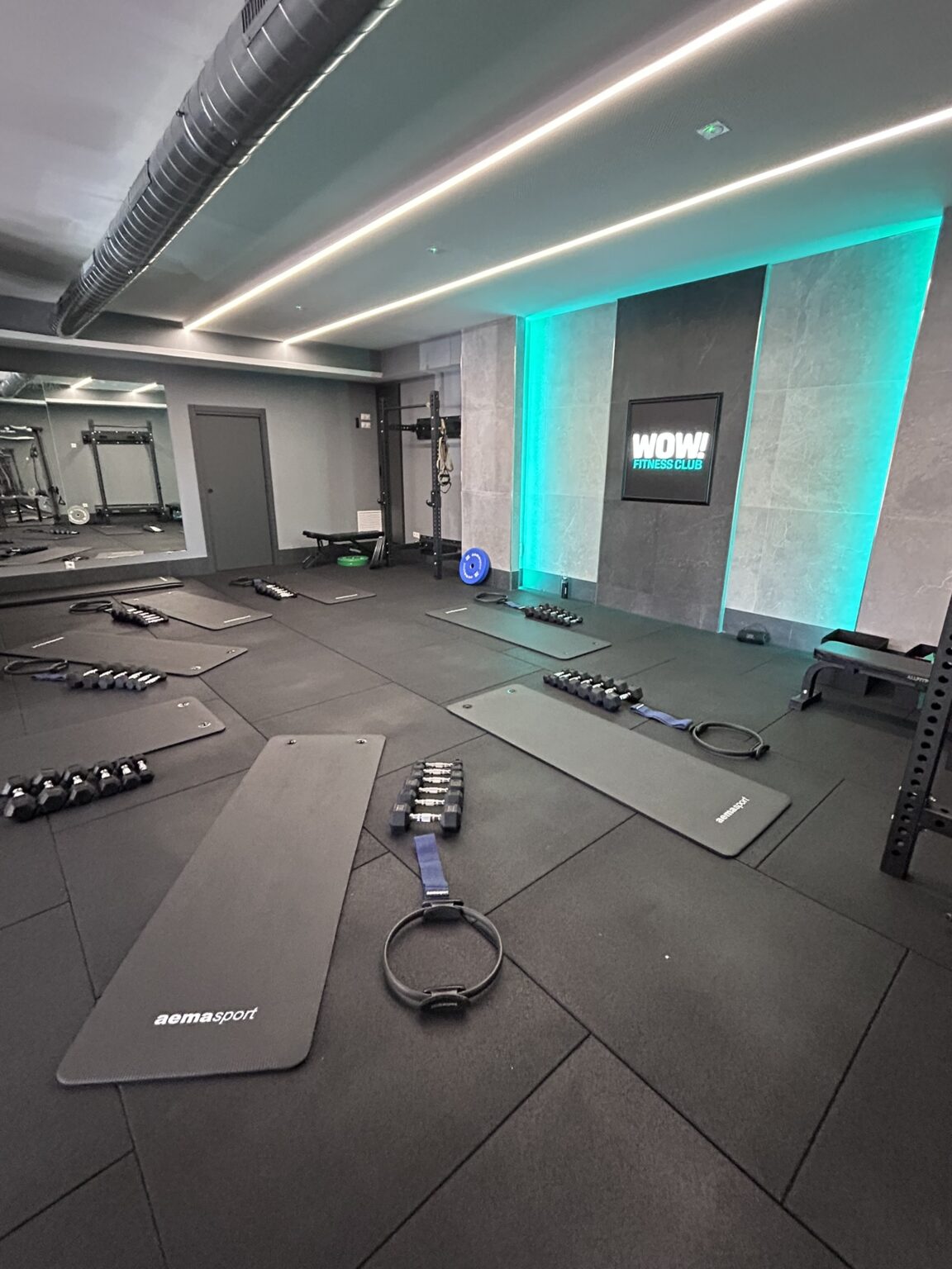 Sala de WOW! Fitness Club en Colmenar Viejo preparada para una sesión en grupo reducido, con esterillas, mancuernas y aros de pilates